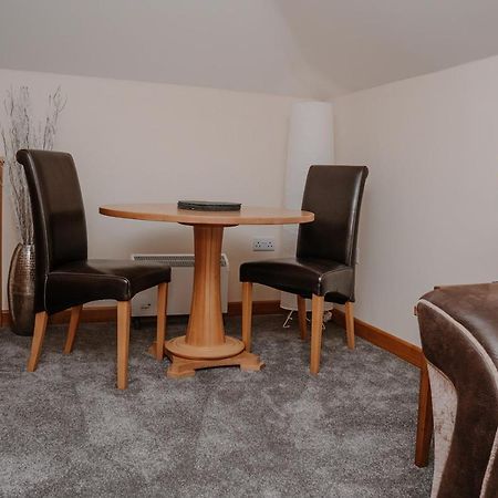 Lovely New 1 Bedroom Loft Apartment With On Drive Parking Trowbridge Exterior foto