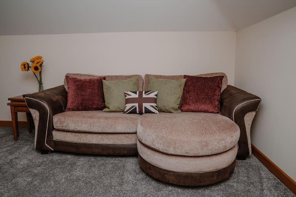 Lovely New 1 Bedroom Loft Apartment With On Drive Parking Trowbridge Exterior foto