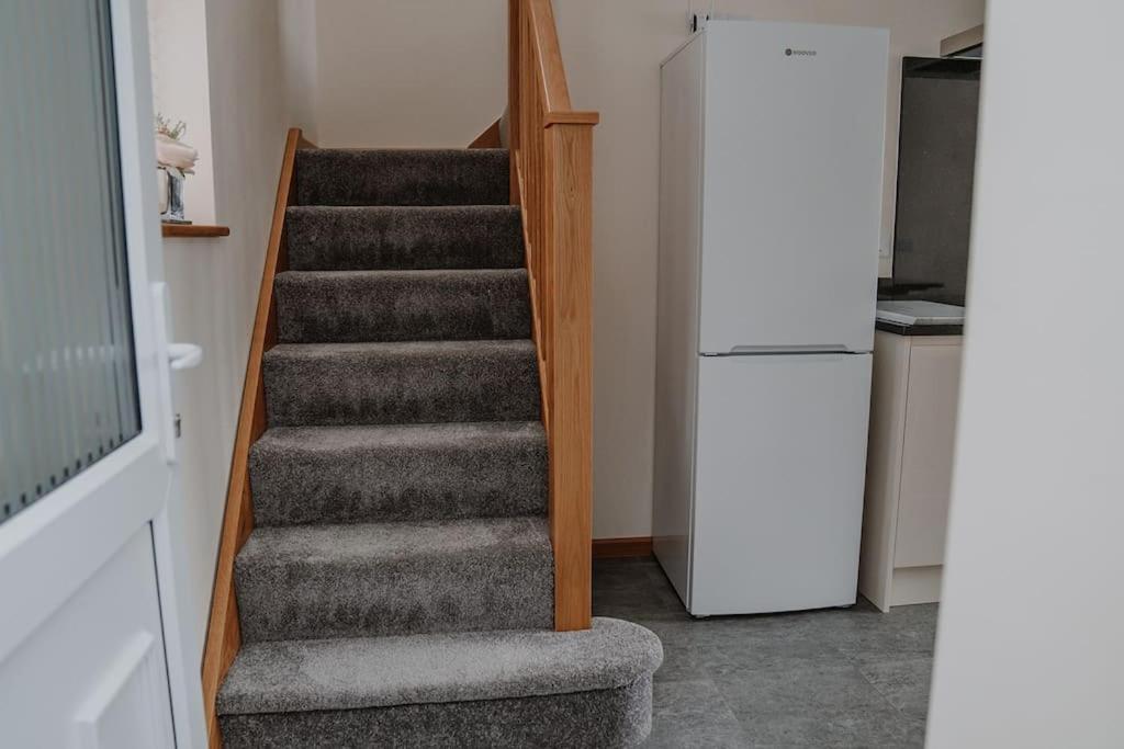 Lovely New 1 Bedroom Loft Apartment With On Drive Parking Trowbridge Exterior foto