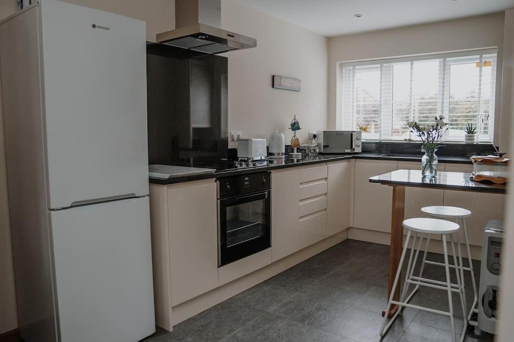 Lovely New 1 Bedroom Loft Apartment With On Drive Parking Trowbridge Exterior foto