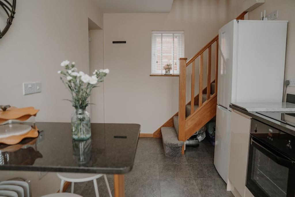 Lovely New 1 Bedroom Loft Apartment With On Drive Parking Trowbridge Exterior foto