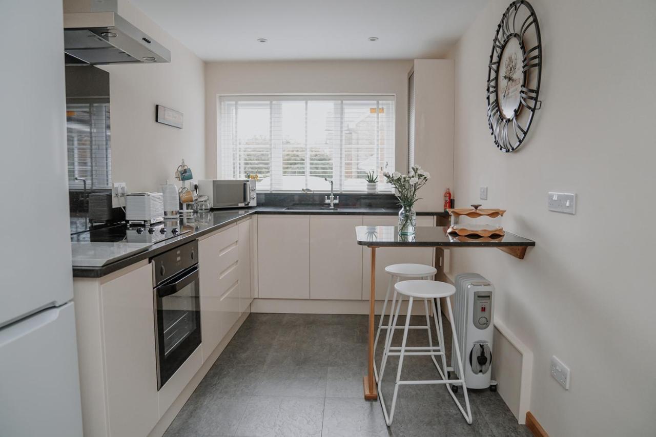 Lovely New 1 Bedroom Loft Apartment With On Drive Parking Trowbridge Exterior foto