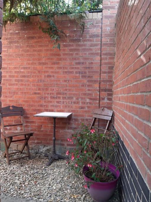 Lovely New 1 Bedroom Loft Apartment With On Drive Parking Trowbridge Exterior foto