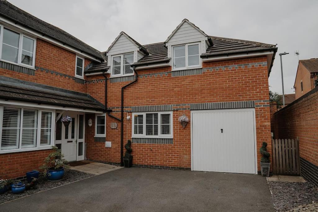 Lovely New 1 Bedroom Loft Apartment With On Drive Parking Trowbridge Exterior foto