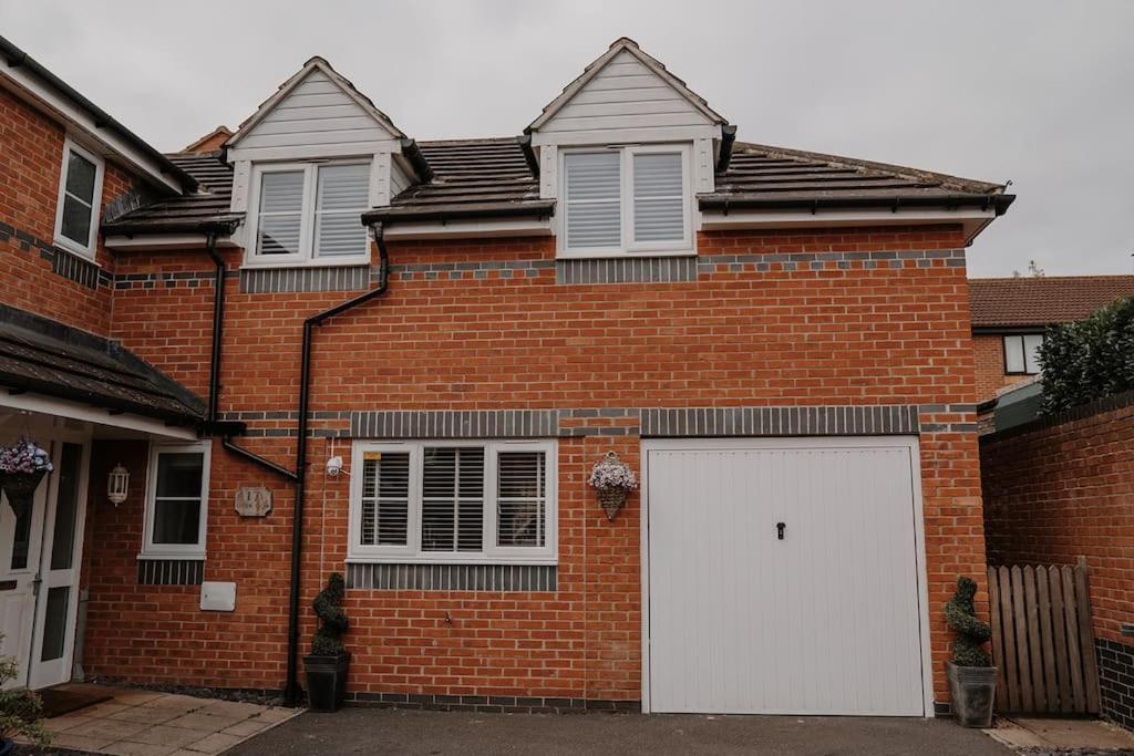 Lovely New 1 Bedroom Loft Apartment With On Drive Parking Trowbridge Exterior foto