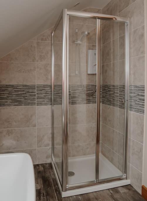 Lovely New 1 Bedroom Loft Apartment With On Drive Parking Trowbridge Exterior foto