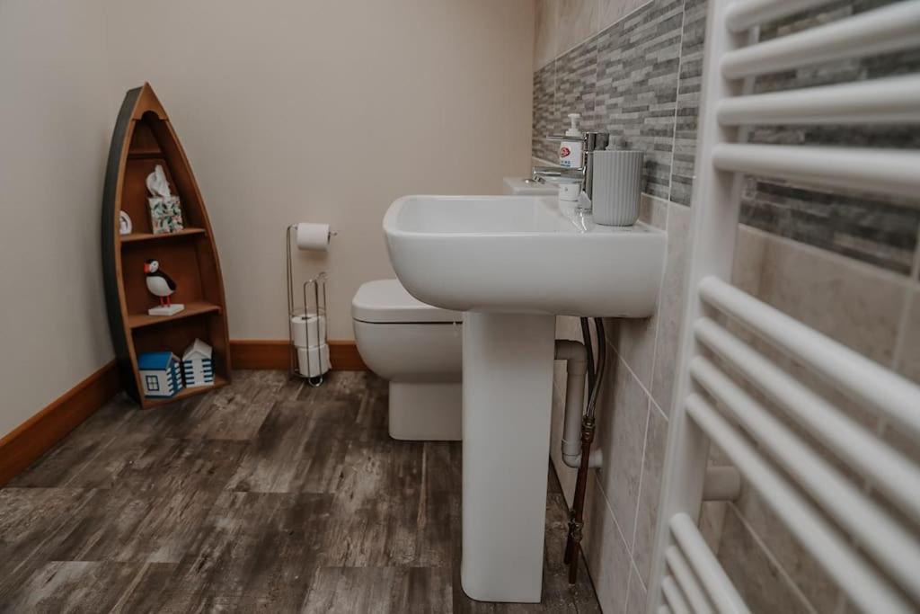Lovely New 1 Bedroom Loft Apartment With On Drive Parking Trowbridge Exterior foto