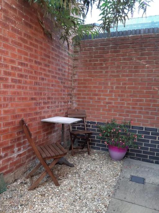 Lovely New 1 Bedroom Loft Apartment With On Drive Parking Trowbridge Exterior foto