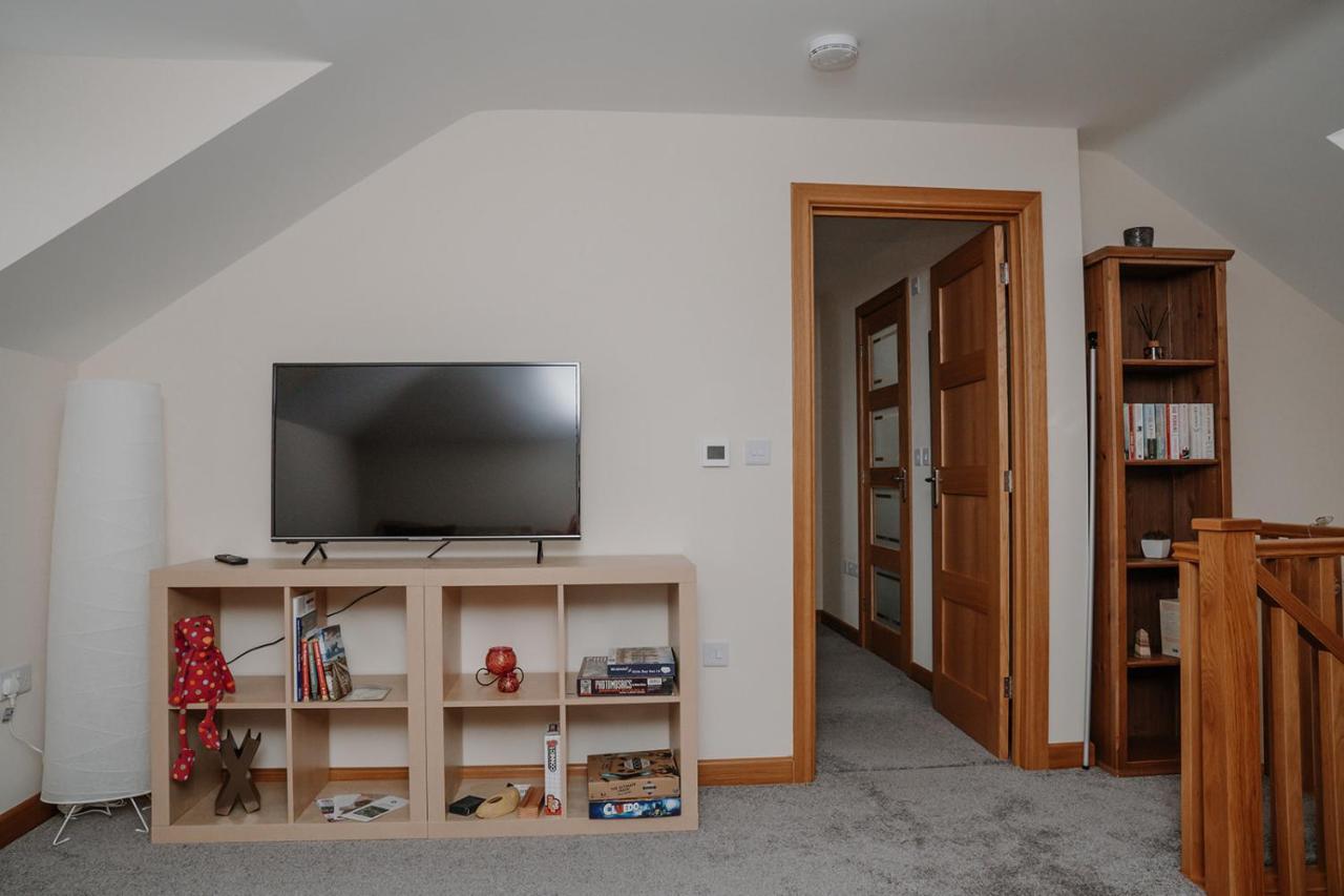 Lovely New 1 Bedroom Loft Apartment With On Drive Parking Trowbridge Exterior foto